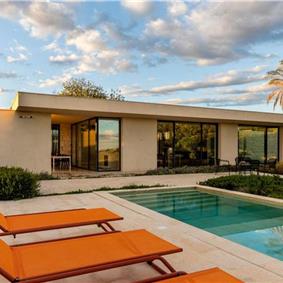 4 bedroom villa with infinity pool and sea views near Noto, Sicily, sleeps 8
